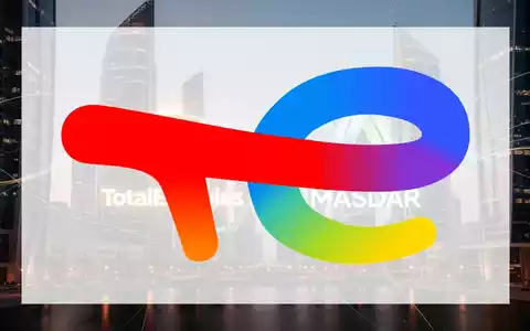 Eine stilisierte Darstellung der Logos von TotalEnergies und Masdar, die ein Joint Venture symbolisieren, vor einem Finanzviertel bei Dämmerung. - Foto: über boerse-global.de