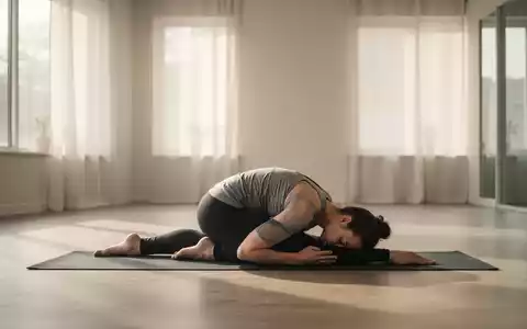 Eine Person praktiziert Yin Yoga in einem ruhigen Studio, dehnt sich sanft und fördert Entspannung und Flexibilität. - Foto: über boerse-global.de
