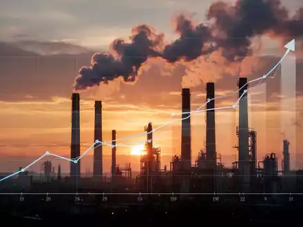 Industrielandschaft mit rauchenden Schornsteinen vor Sonnenuntergang. Subtil angedeutete Kostengrafik. Symbolisiert EU-Emissionshandel und Industriedruck. - Foto: über boerse-global.de