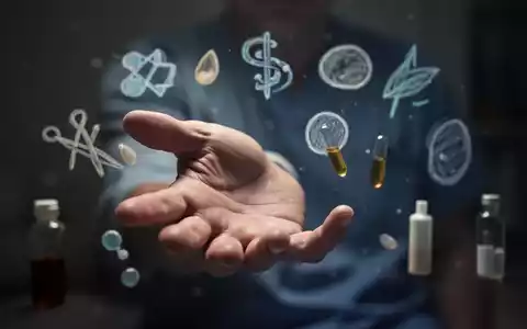 Eine Hand greift nach unscharfen Symbolen alternativer Therapien, die Unsicherheit und Hoffnung bei chronischem Erschöpfungssyndrom darstellen. - Foto: über boerse-global.de