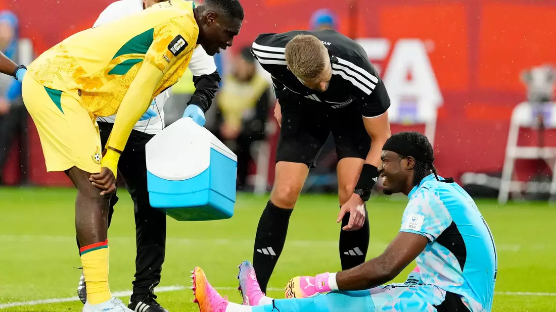 Musste in der Halbzeit ausgewechselt werden: Ghanas Torwart Lawrence Ati-Zigi. - Bild: Frank Gunn/The Canadian Press/AP/dpa