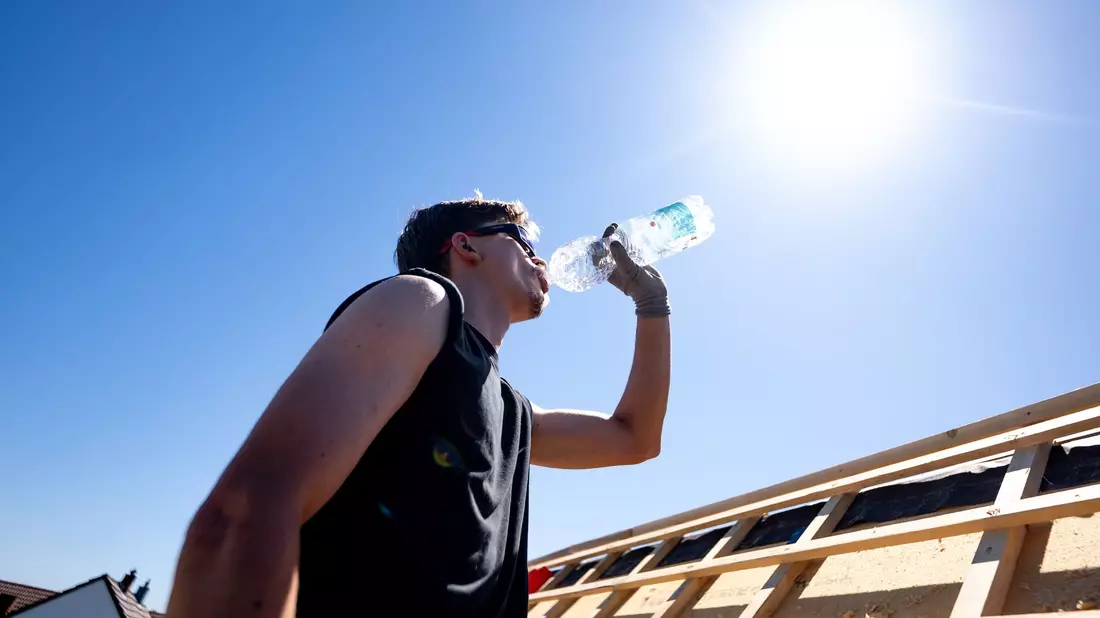 Der Klimawandel ist längst in Deutschland angekommen mit Folgen, die Berufstätige am eigenen Leib spüren. (Symbolbild) - Bild: Benjamin Westhoff/dpa