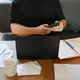 Ein ungünstiges Raumklima, auch beeinflusst durch Hitze, kann Wohlbefinden, Konzentration, Gesundheit und Sicherheit beeinträchtigen. (Symbolbild) - Bild: Lea Winkler/dpa
