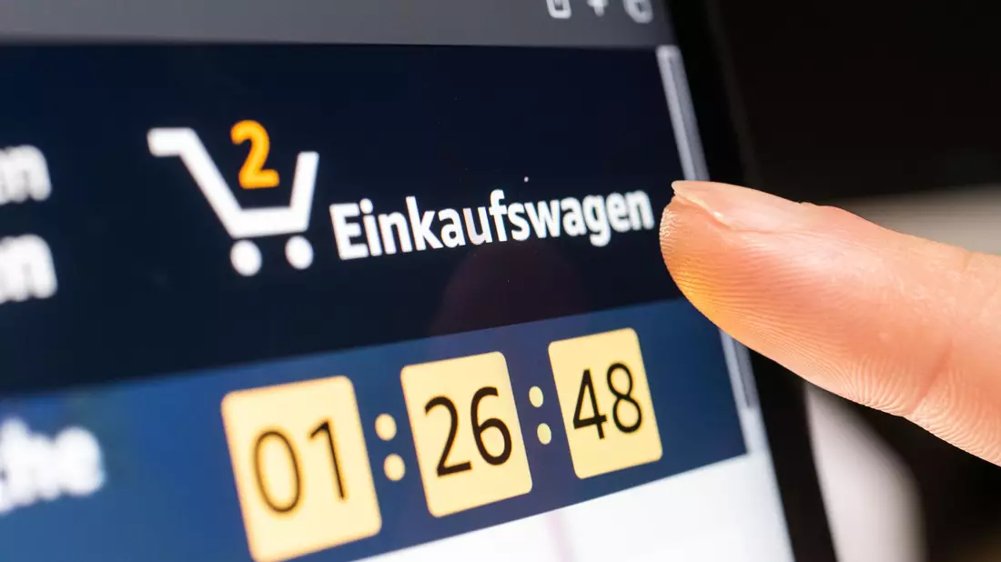 Wer im Internet Verträge abschließt, soll diese künftig einfacher wieder stornieren können.  - Bild: Mohssen Assanimoghaddam/dpa