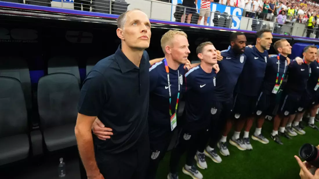Beim Abspielen der Nationalhymne hatte Tuchel ein Problem. - Bild: Julio Cortez/AP/dpa