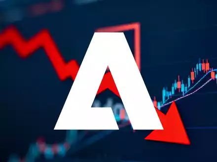 Eine stilisierte, rote Abwärtspfeilgrafik über einem verschwommenen Hintergrund mit Adobe-Logo und Finanzchart, die einen Kursrückgang symbolisiert. - Foto: über boerse-global.de