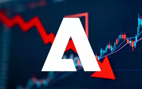 Eine stilisierte, rote Abwärtspfeilgrafik über einem verschwommenen Hintergrund mit Adobe-Logo und Finanzchart, die einen Kursrückgang symbolisiert. - Foto: über boerse-global.de