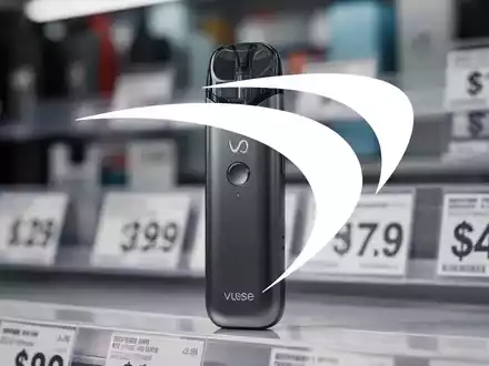 Ein schlankes, modernes Vaping-Gerät, möglicherweise ein Vuse Alto, vor einem unscharfen Hintergrund von Preisschildern. - Foto: über boerse-global.de