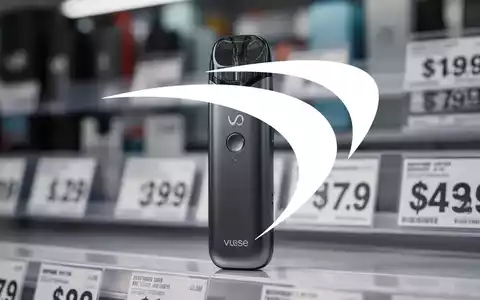 Ein schlankes, modernes Vaping-Gerät, möglicherweise ein Vuse Alto, vor einem unscharfen Hintergrund von Preisschildern. - Foto: über boerse-global.de