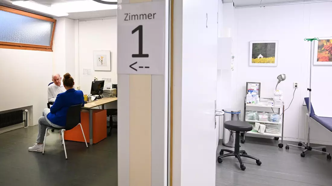 Im Gespräch geht es unter anderem um Beschwerden. (Symbolbild)  - Bild: Bernd Weißbrod/dpa