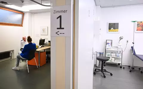 Im Gespräch geht es unter anderem um Beschwerden. (Symbolbild)  - Foto: Bernd Weißbrod/dpa