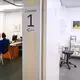 Im Gespräch geht es unter anderem um Beschwerden. (Symbolbild)  - Bild: Bernd Weißbrod/dpa