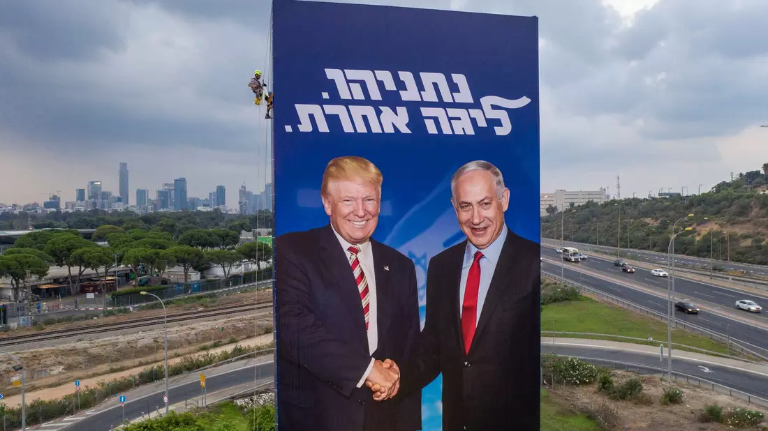 Wahlkampfplakat der rechtskonservativen Likud-Partei aus dem Jahre 2019, das den Ministerpräsidenten Benjamin Netanjahu (r) und US-Präsident Donald Trump zeigt. (Archivbild) - Bild: Oded Balilty/AP/dpa