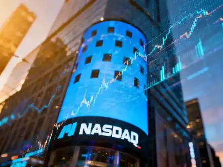 Digitaler Börsenticker mit abstrakten Finanzdaten und verschwommenem NASDAQ-Gebäude im Hintergrund bei Dämmerung. - Foto: über boerse-global.de