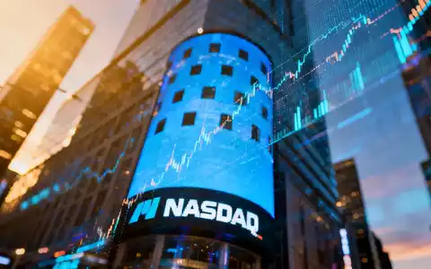 Digitaler Börsenticker mit abstrakten Finanzdaten und verschwommenem NASDAQ-Gebäude im Hintergrund bei Dämmerung. - Foto: über boerse-global.de