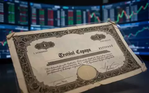 Ein historisches Aktienzertifikat vor einem unscharfen Hintergrund eines modernen Handelsraums, das die Wiederaufnahme einer Notierung symbolisiert. - Foto: über boerse-global.de