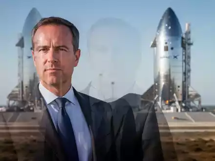 Roelof Botha in a suit, in front of a blurred SpaceX Starship rocket, representing his appointment to the board. - Foto: über boerse-global.de