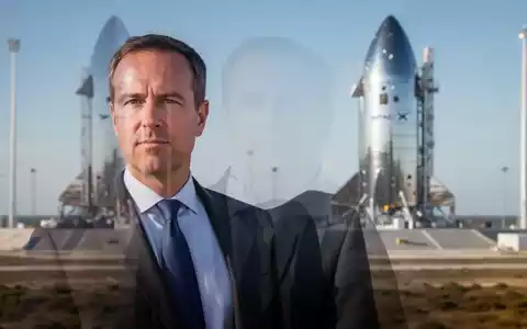 Roelof Botha in a suit, in front of a blurred SpaceX Starship rocket, representing his appointment to the board. - Foto: über boerse-global.de