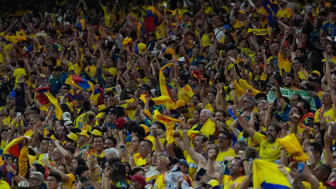 Das ehrwürdige Aztekenstadion war fest in kolumbianischer Hand.  - Bild: Fernando Llano/AP/dpa