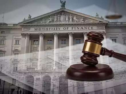 Das österreichische Finanzministerium in Wien, angedeutet mit einem leichten Unschärfeeffekt und überlagerten Rechtsdokumenten. - Foto: über boerse-global.de