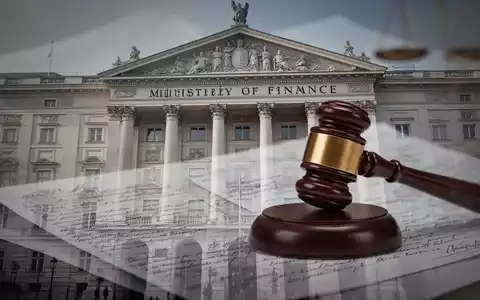 Das österreichische Finanzministerium in Wien, angedeutet mit einem leichten Unschärfeeffekt und überlagerten Rechtsdokumenten. - Foto: über boerse-global.de