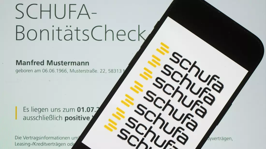 Wirtschaftsauskunfteien wie die Schufa sind private Unternehmen, die Daten sammeln, um vorherzusagen, wie wahrscheinlich es ist, dass eine Person in Zukunft ihre Rechnungen pünktlich bezahlen wird.  - Bild: Sebastian Kahnert/dpa