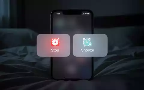 A close-up of a smartphone screen displaying an alarm with equally sized 'Stop' and 'Snooze' buttons. - Foto: über boerse-global.de