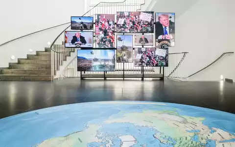 Grönland als Austragungsort globaler Machtverschiebungen / Der Frankfurter Kunstverein schaut auf die Hintergründe und zeigt die Ausstellung Grönland - Not For Sale - Kalaallit Nunaat Forever - Foto: presseportal.de
