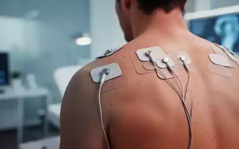 Nahaufnahme von TENS-Elektroden auf der Haut eines Menschen, die eine nicht-invasive Schmerztherapie andeuten. - Foto: über boerse-global.de