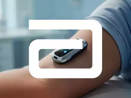 Nahaufnahme eines modernen medizinischen Sensors, möglicherweise ein Glukosemonitor, am Arm einer Person. - Foto: über boerse-global.de