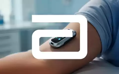 Nahaufnahme eines modernen medizinischen Sensors, möglicherweise ein Glukosemonitor, am Arm einer Person. - Foto: über boerse-global.de