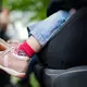 Gerade wenn Babys oder Kleinkinder im Auto einschlafen, steigt die Gefahr, dass sie im Kindersitz vergessen werden. (Archivbild) - Bild: Nicolas Armer/dpa