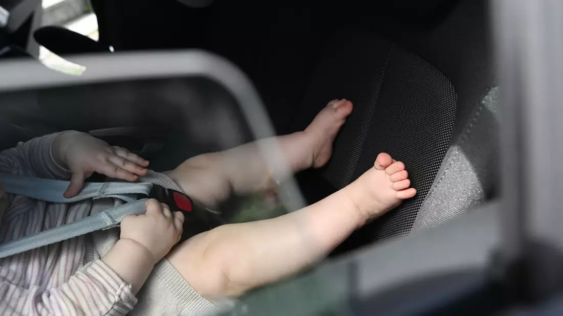 Die wichtigste ADAC-Regel dazu lautet: Ein Baby oder Kind sollte niemals allein in einem geparkten Auto zurückgelassen werden, auch nicht für wenige Minuten.(Archivbild) - Bild: Bernd Weißbrod/dpa