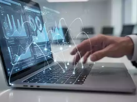 Nahaufnahme einer Laptoptastatur mit schwebenden Linien, die zu einer holographischen Datenvisualisierung führen, mit einer Hand davor. - Foto: über boerse-global.de