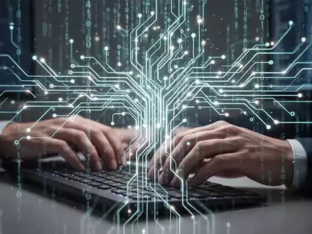 Nahaufnahme einer Tastatur, über der sich ein leuchtendes, abstraktes neuronales Netzwerk mit digitalen Codeschnipseln erstreckt. - Foto: über boerse-global.de
