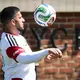 30 Grad, Langarm-Shirt: Deniz Undav meidet möglichst die Sonne.  - Bild: Christian Charisius/dpa