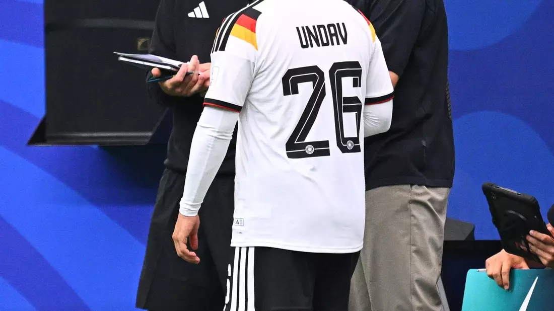 Der Trainer und sein Edeljoker: Letzte Anweisungen von Julian Nagelsmann an Deniz Undav beim ersten WM-Spiel. (Archivbild) - Bild: Tom Weller/dpa