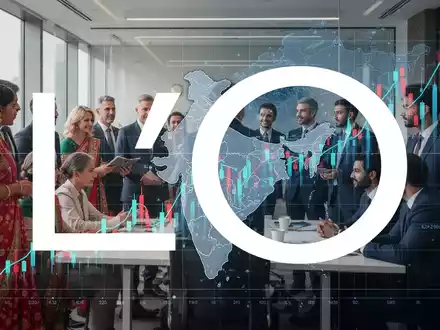 Geschäftsleute in einem modernen Büro, das indische und französische Elemente verbindet, mit einem Aktienchart über einer Indienkarte. - Foto: über boerse-global.de