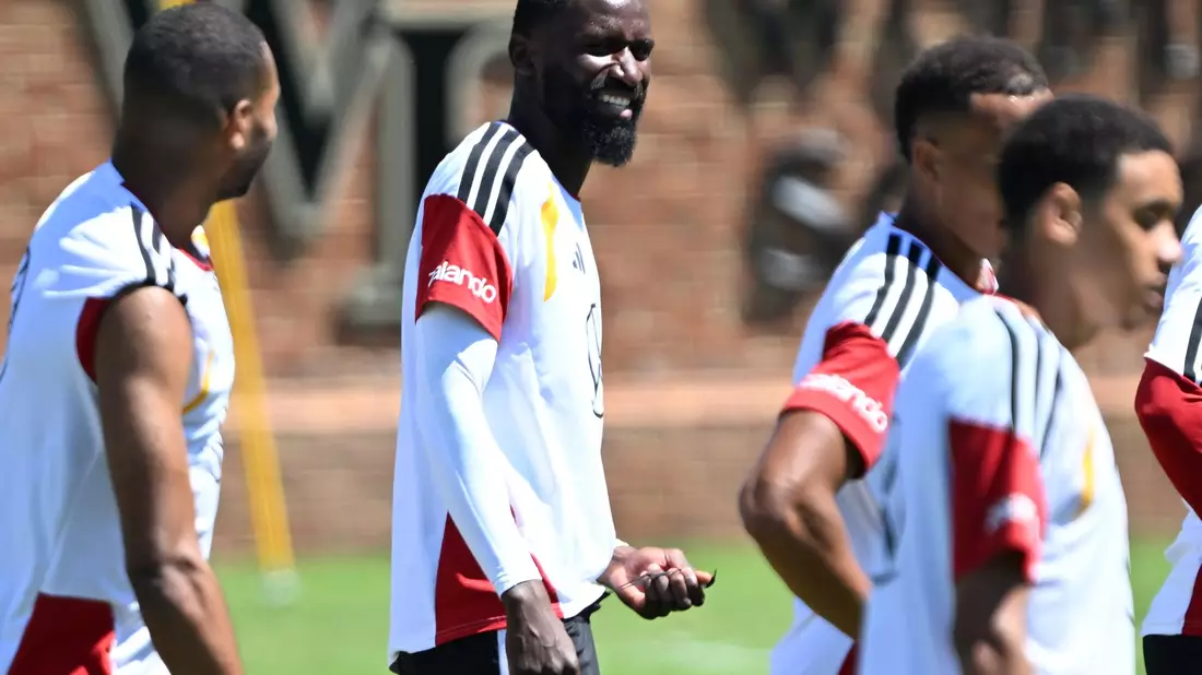 Antonio Rüdiger hat bei der WM eine für ihn ungewohnte Rolle.  - Bild: Federico Gambarini/dpa