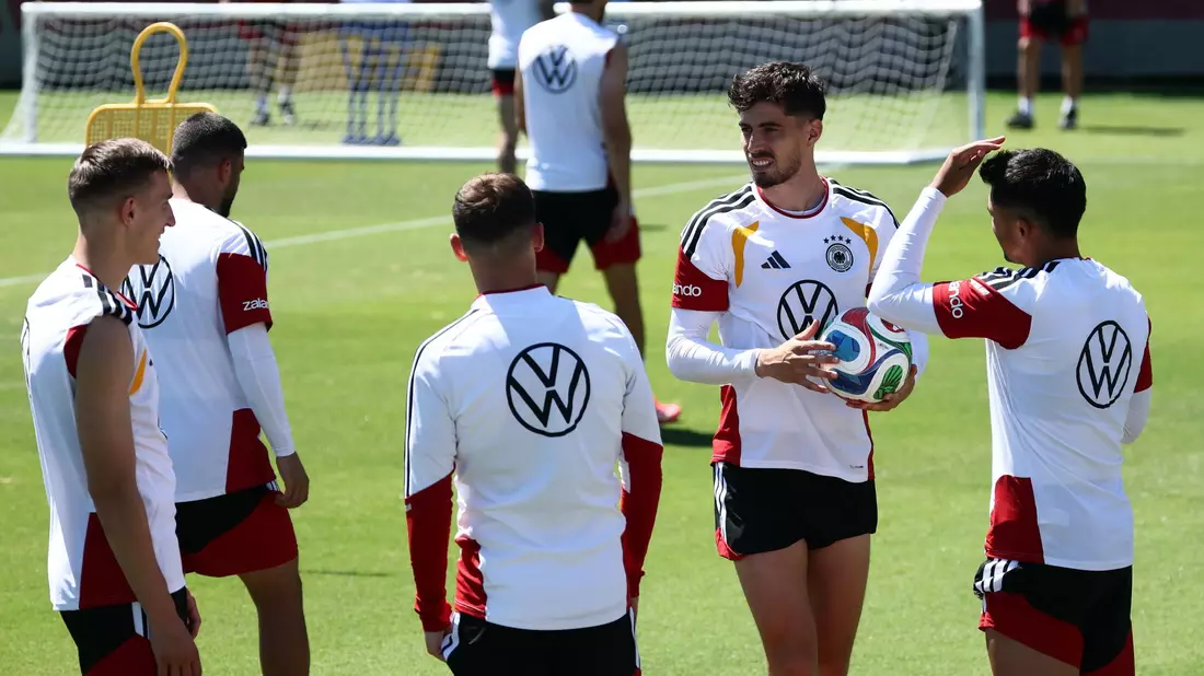 Kai Havertz war über einen zweiten Platz mit seiner Gruppe im Trainingsspiel nicht zufrieden.  - Bild: Christian Charisius/dpa