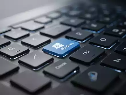 Close-up of a modern computer keyboard, with the Windows and Control keys slightly illuminated, suggesting productivity. - Foto: über boerse-global.de