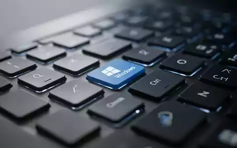 Close-up of a modern computer keyboard, with the Windows and Control keys slightly illuminated, suggesting productivity. - Foto: über boerse-global.de