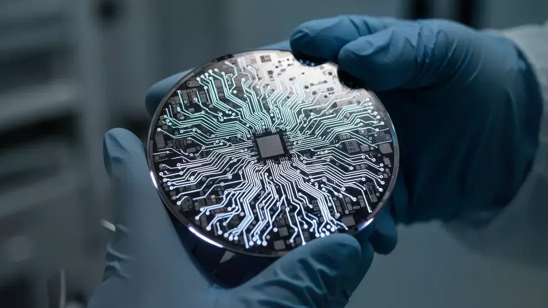 Sivers Semiconductors Lands $8.2M Chip Order Amid Board Shake-Up and Nasdaq Setback