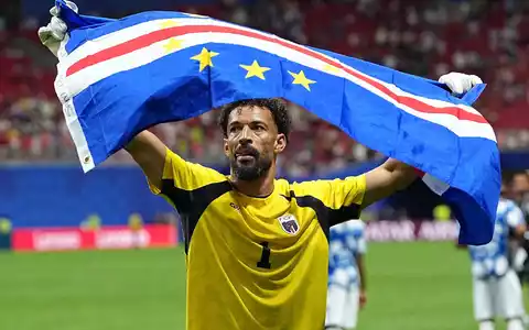 Bewegt die Fußballwelt: Kap Verdes Torhüter Vozinha. (Archivbild) - Foto: Ju Huanzong/XinHua/dpa