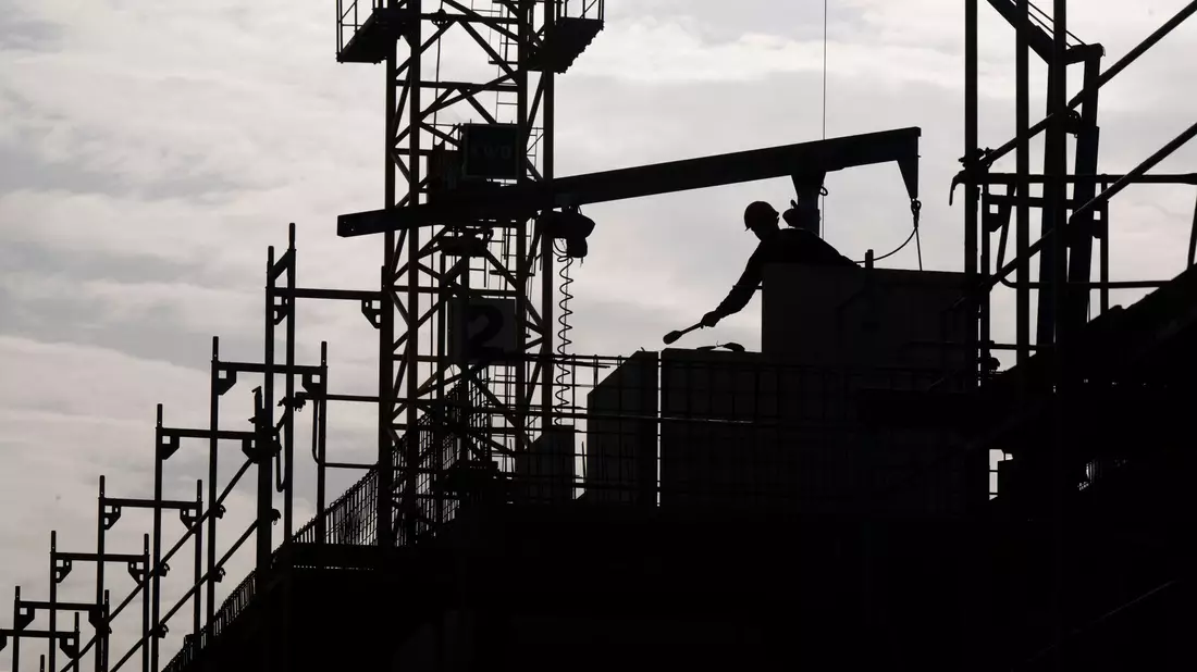 Die Perspektiven für die deutsche Wirtschaft sind laut Ifo-Institut trotz leicht erhöhter Konjunkturprognose mau. (Symbolbild)  - Bild: Monika Skolimowska/dpa