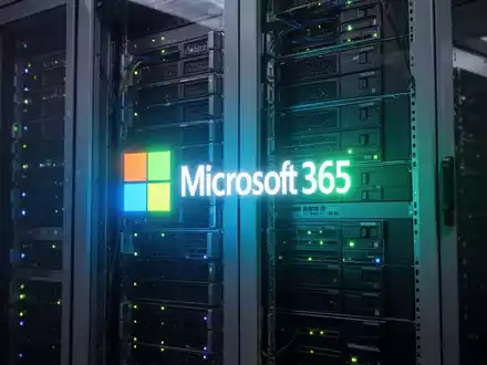A glowing Microsoft 365 logo projected onto a modern server rack, symbolizing enterprise support and digital infrastructure. - Foto: über boerse-global.de