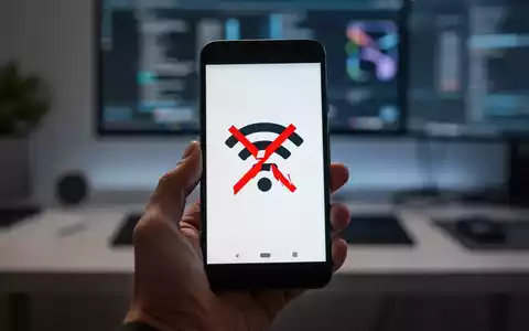 A hand holds a Google Pixel smartphone with a broken Wi-Fi symbol on its screen, set against a blurred tech background. - Foto: über boerse-global.de