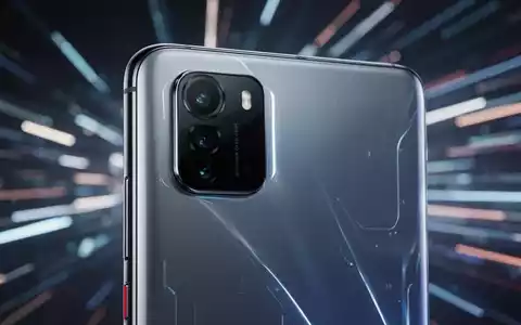 Close-up of a futuristic smartphone with an advanced, multi-lens camera module and a streamlined display, suggesting new technology. - Foto: über boerse-global.de