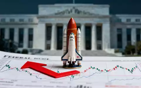 Miniaturrakete auf Finanzdokument mit roten Pfeilen und unscharfem Fed-Gebäude im Hintergrund, symbolisiert Kursrücksetzer. - Foto: über boerse-global.de