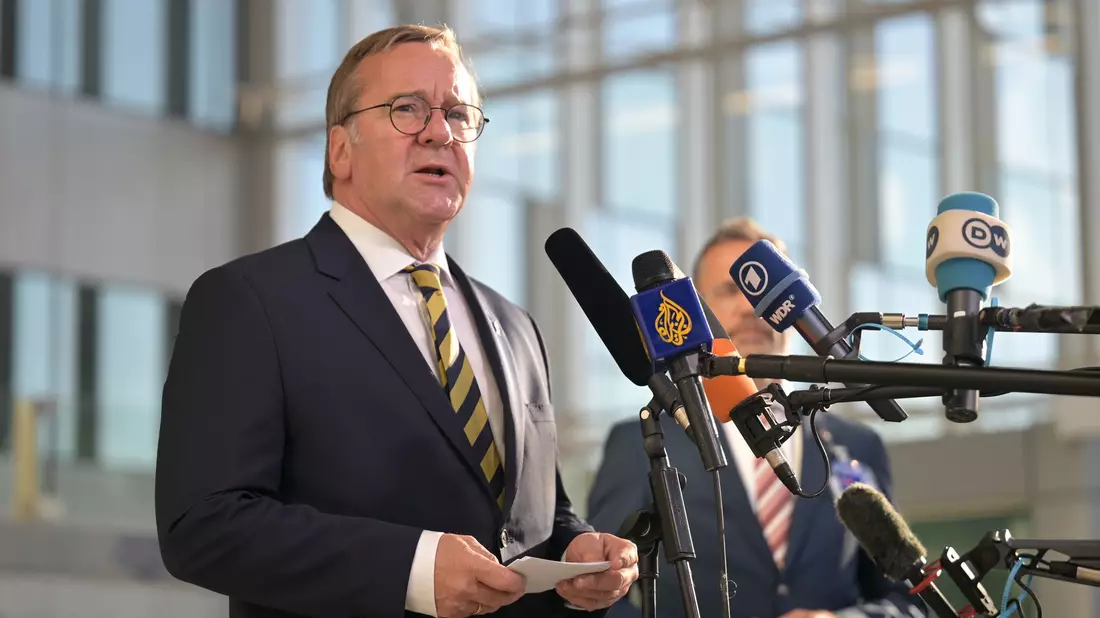 Die Marine verlegt derzeit zwei Schiffe in Richtung der Straße von Hormus - das gab Verteidigungsminister Pistorius bei einem Treffen mit seinen Nato-Kollegen in Brüssel bekannt.  - Bild: Malin Wunderlich/dpa